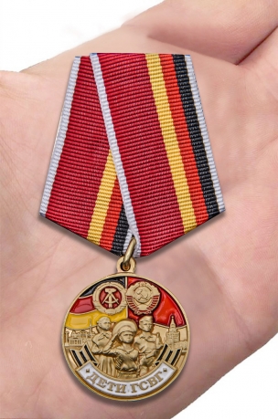 Памятная медаль Дети ГСВГ в футляре с прозрачной крышкой - вид на ладони