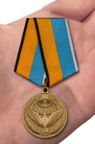 Памятная медаль Участнику миротворческой операции - вид на ладони