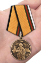 Памятная медаль участнику СВО - вид на ладони