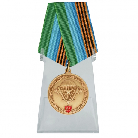 Памятная медаль ВДВ с девизом десанта на подставке