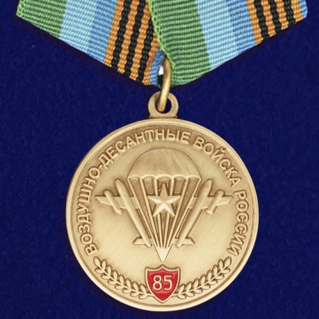 Памятная медаль ВДВ с девизом десанта на подставке