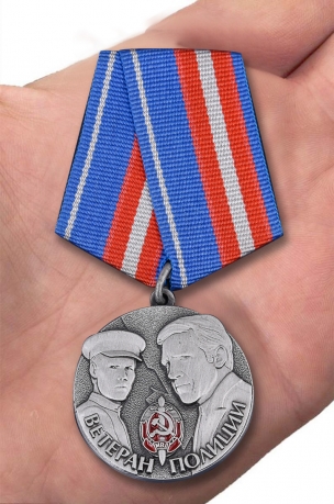 Памятная медаль Ветеран полиции в футляре с удостоверением - вид на ладони