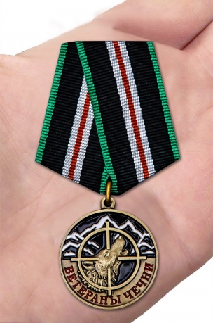 Памятная медаль Ветераны Чечни в футляре - вид на ладони