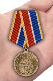 Памятная медаль Выпускнику Кадетского Корпуса - вид на ладони