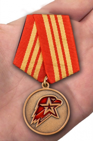 Памятная медаль Юнармии 3 степени - вид на ладони