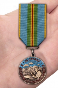 Памятная медаль За службу в Десантно-штурмовых войсках Казахстана - вид на ладони