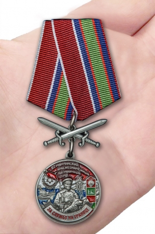 Памятная медаль За службу в Мурманском пограничном отряде - вид на ладони