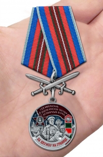 Памятная медаль За службу в Никельском пограничном отряде - вид на ладони