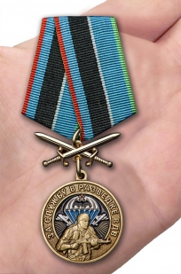 Памятная медаль За службу в разведке ВДВ на подставке - вид на ладони
