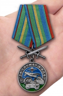 Памятная медаль За службу в ВДВ на подставке - вид на ладони