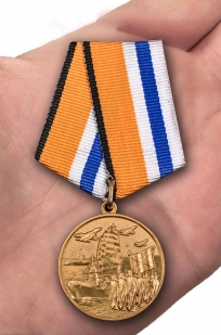 Памятная медаль За участие в Главном военно-морском параде - вид на ладони
