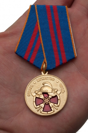 Памятная медаль За вклад в пожарную безопасность государственных объектов - вид на ладони