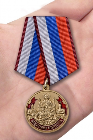 Памятная медаль Защитнику Отечества 23 февраля - вид на ладони