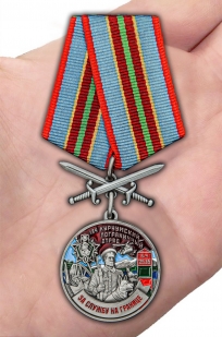 Памятная медаль За службу в Курчумском пограничном отряде - вид на ладони