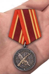 Памятная медаль Ветеран боевых действий - вид на ладони