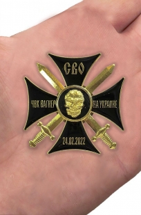 Памятный черный крест СВО ЧВК Вагнер на Украине на подставке - вид на ладони