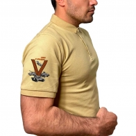 Песочная футболка-поло с термоаппликацией «V» на рукаве