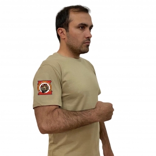 Песочная футболка с термопринтом Отважные Zадачу Vыполнят на рукаве