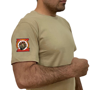 Песочная футболка с термопринтом "Отважные Zадачу Vыполнят" на рукаве