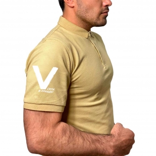 Песочная футболка-поло с термопринтом «V» на рукаве