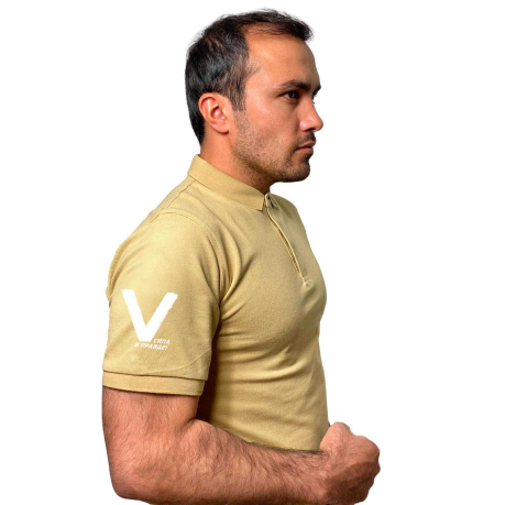Песочная футболка-поло с термопринтом «V» на рукаве - с доставкой