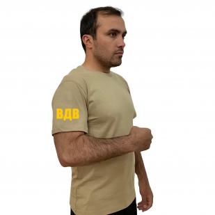 Песочная футболка с термопринтом ВДВ на рукаве