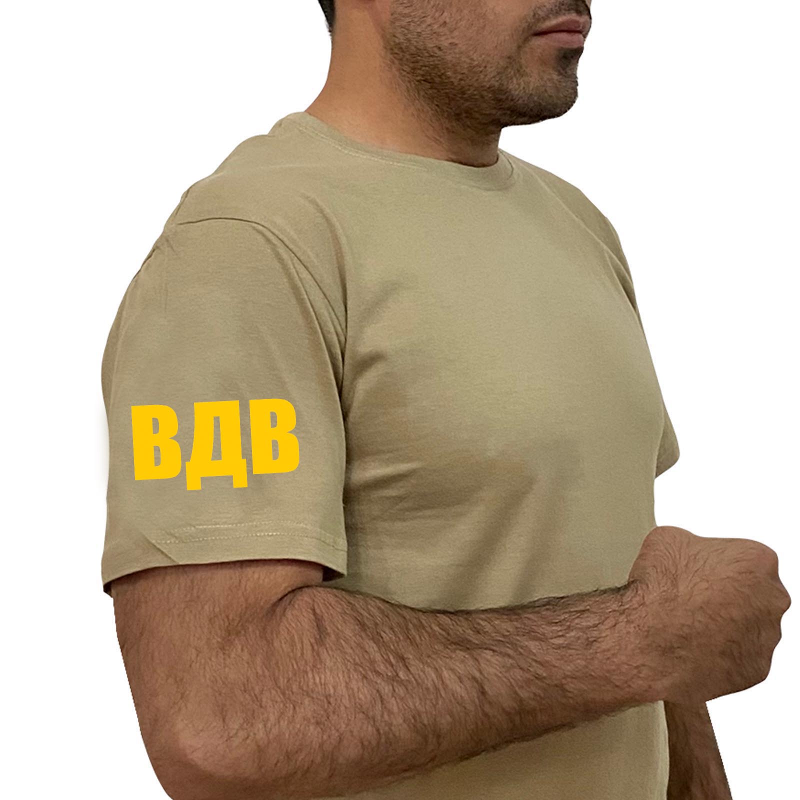 Песочная футболка с термопринтом ВДВ на рукаве