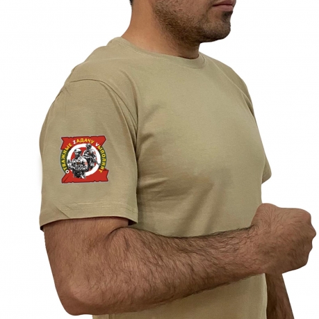 Песочная футболка с термотрансфером Отважные Zадачу Vыполнят на рукаве