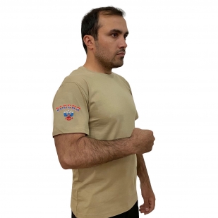 Песочная футболка с термотрансфером Россия на рукаве