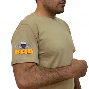 Песочная футболка с термотрансфером ВДВ на рукаве