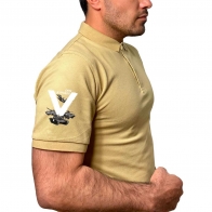 Песочная футболка-поло с трансфером «V» на рукаве