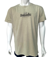 Песочная мужская футболка NOMADIC с черной надписью на груди