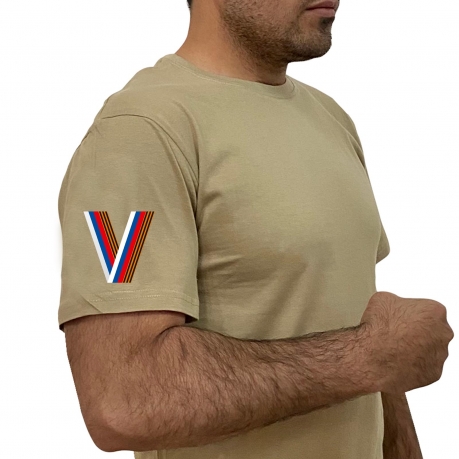 Песочная мужская футболка с литерой V