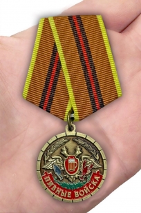 Медаль шуточная «Пивные войска. Ветеран» на подставке