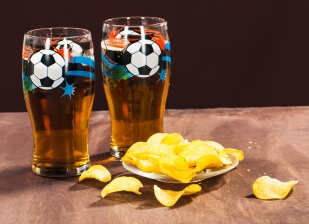 Пивные бокалы с футбольным мячом