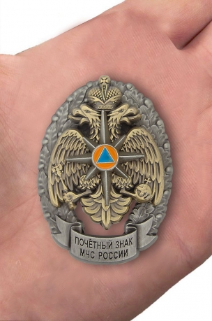Почётный знак сотрудника МЧС России - на ладони