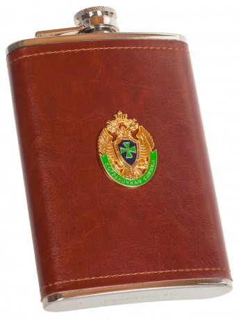 Подарочная фляжка в кожаной оплетке с эмблемой Пограничной Службы - заказать выгодно