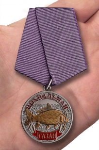 Похвальная медаль рыбаку Сазан - вид на ладони
