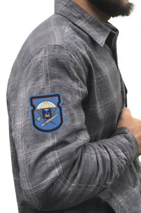 Практичная мужская рубашка с вышитым шевроном 656-й ОИСБ 76-ой ДШД - заказать в подарок