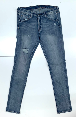 Рваные женские джинсы стильного кроя
