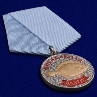 Рыболовная медаль "Палтус" в бархатистом футляре из флока - общий вид