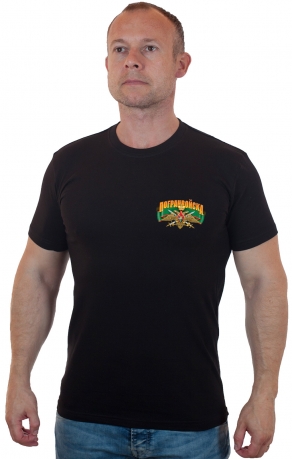 Сдержанная мужская футболка с эмблемой Погранвойск.