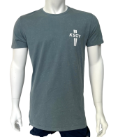 Серая мужская футболка KSCY с белыми надписями и крестом
