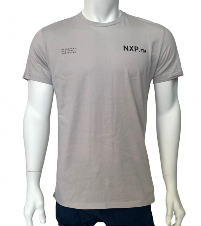 Серая мужская футболка NXP с черной полосой на спине