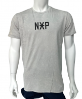 Серая мужская футболка NXP с черными надписями на груди и спине