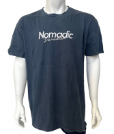 Серо-синяя мужская футболка NOMADIC с белым принтом на груди
