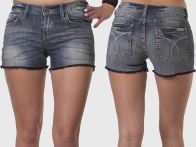 Женские джинсовые шорты с бахромой.