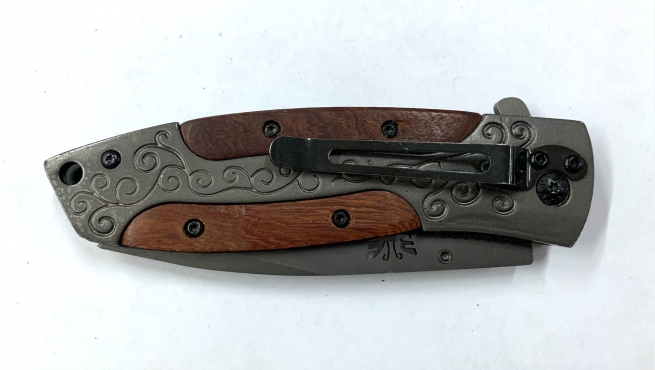 Складной нож Benchmade с узором на рукояти