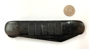 Складной нож черного цвета 