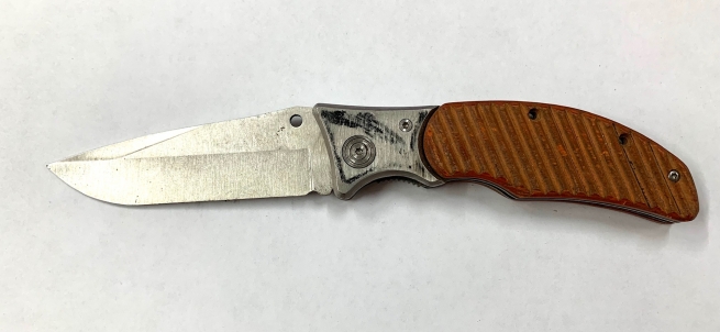 Складной нож с коричневой рифленой рукоятью